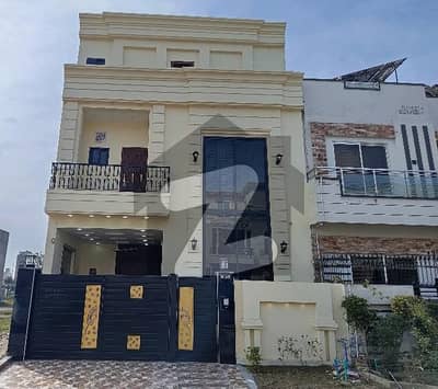 سٹی ہاؤسنگ سوسائٹی گوجرانوالہ میں 4 کمروں کا 5 مرلہ مکان 1.9 کروڑ میں برائے فروخت۔