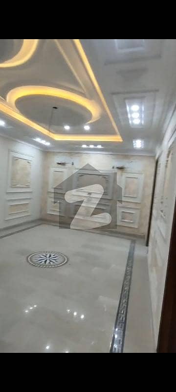 اتفاق ٹاؤن لاہور میں 5 کمروں کا 8 مرلہ مکان 2.7 کروڑ میں برائے فروخت۔