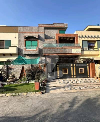 Prime Location 10 Marla House For sale In Gujranwala