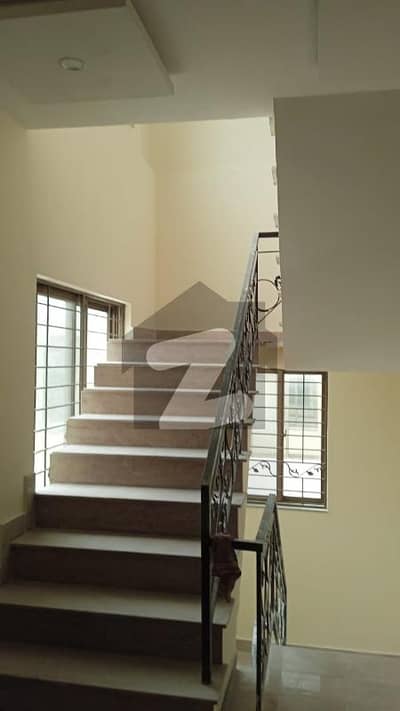 ڈی ایچ اے فیز 1 - بلاک پی فیز 1,ڈیفنس (ڈی ایچ اے),لاہور میں 4 کمروں کا 10 مرلہ مکان 4.5 کروڑ میں برائے فروخت۔