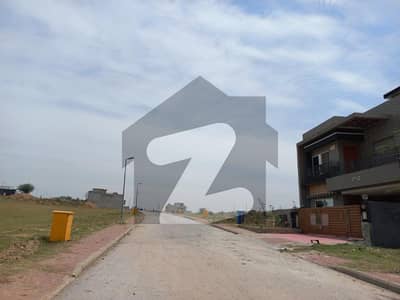 10 MARLA IDEAL LOCATION FOR SALE