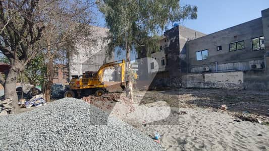 جوہر ٹاؤن لاہور میں 4 مرلہ کمرشل پلاٹ 4.2 کروڑ میں برائے فروخت۔