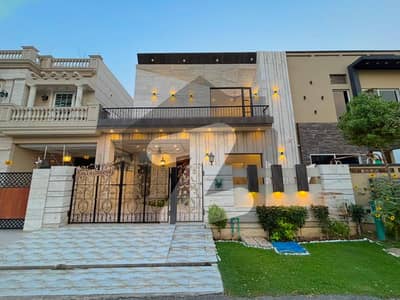 7 MARLA BRAND NEW ULTRA MODERN HOUSE FOR Rent NEAR TO PARK