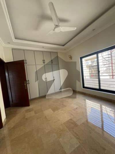 ڈی ایچ اے فیز 8 سابقہ ایئر ایوینیو ڈی ایچ اے فیز 8,ڈی ایچ اے ڈیفینس,لاہور میں 4 کمروں کا 10 مرلہ مکان 4.9 کروڑ میں برائے فروخت۔