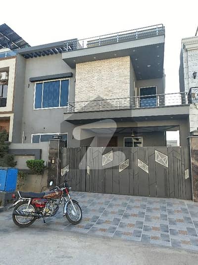 ڈی سی کالونی گوجرانوالہ میں 5 کمروں کا 10 مرلہ مکان 3.4 کروڑ میں برائے فروخت۔