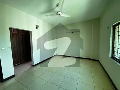 عسکری 11 ۔ سیکٹر بی اپارٹمنٹس عسکری 11,عسکری,لاہور میں 3 کمروں کا 10 مرلہ فلیٹ 1.1 لاکھ میں کرایہ پر دستیاب ہے۔