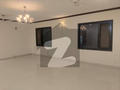 BUNGALOW FOR RENT 300 YARDS WELL MAINTAINED DHA PHASE 6