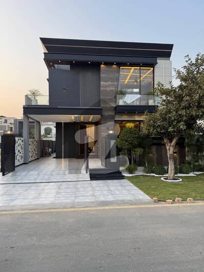 ڈی ایچ اے ڈیفینس لاہور میں 5 کمروں کا 8 مرلہ مکان 2.4 لاکھ میں کرایہ پر دستیاب ہے۔