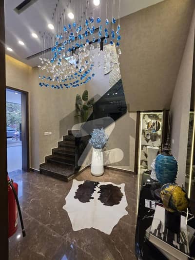 بحریہ ٹاؤن سیکٹر سی بحریہ ٹاؤن,لاہور میں 5 کمروں کا 10 مرلہ مکان 2.6 کروڑ میں برائے فروخت۔