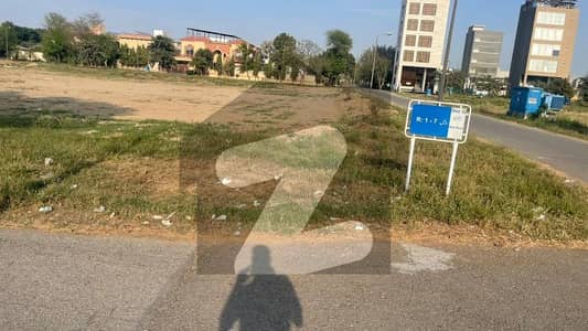 ڈی ایچ اے فیز 7 - بلاک وائے فیز 7,ڈیفنس (ڈی ایچ اے),لاہور میں 1 کنال رہائشی پلاٹ 2.6 کروڑ میں برائے فروخت۔