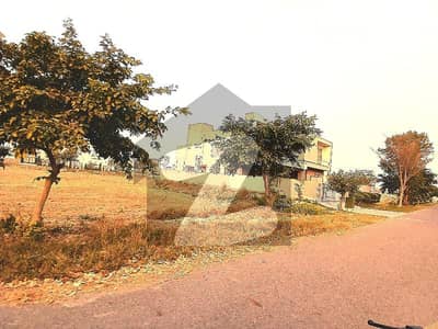 ڈی ایچ اے فیز 7 - بلاک وائے فیز 7,ڈیفنس (ڈی ایچ اے),لاہور میں 1 کنال رہائشی پلاٹ 2.8 کروڑ میں برائے فروخت۔