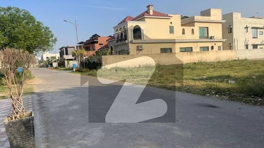 ڈی ایچ اے فیز 7 - بلاک ایکس فیز 7,ڈیفنس (ڈی ایچ اے),لاہور میں 1 کنال رہائشی پلاٹ 3.05 کروڑ میں برائے فروخت۔