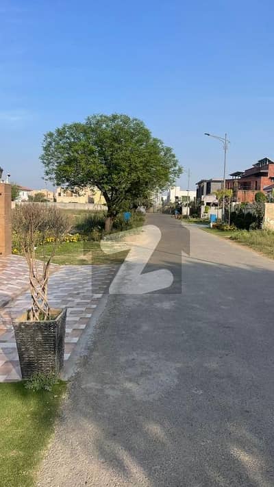 ڈی ایچ اے فیز 7 - بلاک وائے فیز 7,ڈیفنس (ڈی ایچ اے),لاہور میں 1 کنال رہائشی پلاٹ 2.3 کروڑ میں برائے فروخت۔