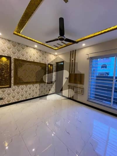 فیصل ٹاؤن لاہور میں 4 کمروں کا 10 مرلہ مکان 1.8 لاکھ میں کرایہ پر دستیاب ہے۔