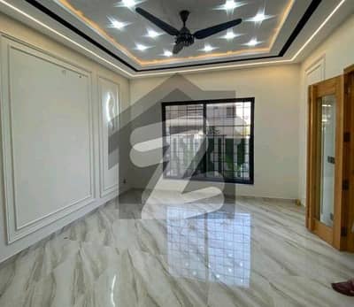 بحریہ ٹاؤن فیز 8 بحریہ ٹاؤن راولپنڈی,راولپنڈی میں 5 کمروں کا 1 کنال مکان 2.0 لاکھ میں کرایہ پر دستیاب ہے۔