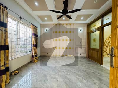 بحریہ ٹاؤن فیز 8 بحریہ ٹاؤن راولپنڈی,راولپنڈی میں 5 کمروں کا 10 مرلہ مکان 1.0 لاکھ میں کرایہ پر دستیاب ہے۔