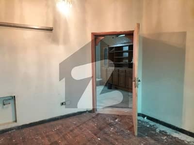 ڈی ایچ اے فیز 2 ڈیفنس (ڈی ایچ اے),لاہور میں 4 کمروں کا 10 مرلہ مکان 1.2 لاکھ میں کرایہ پر دستیاب ہے۔