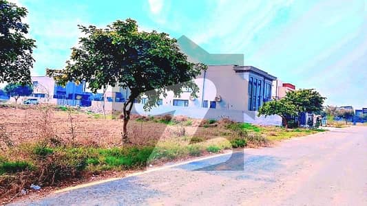 ڈی ایچ اے فیز 8 - بلاک ایس فیز 8,ڈیفنس (ڈی ایچ اے),لاہور میں 1 کنال رہائشی پلاٹ 4.68 کروڑ میں برائے فروخت۔