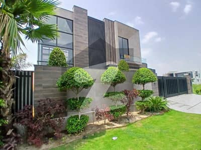 20 MARLA ELEGANT AND FULLY MAINTAINED SUPER HOT LOCATED BUNGALOW'S UPPER PORTION (VERY CLOSE TO WATEEN CHOWK AND WITH SEPARATE ELECTRICITY AND GAS METER) IS AVAILABLE IN THE BEST BLOCK OF DHA LAHORE