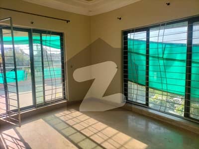 ڈی ایچ اے فیز 4 ڈیفنس (ڈی ایچ اے),لاہور میں 3 کمروں کا 1 کنال بالائی پورشن 1.2 لاکھ میں کرایہ پر دستیاب ہے۔