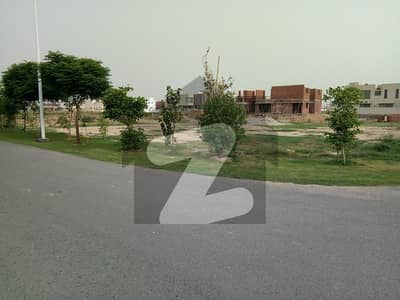 ڈی ایچ اے فیز 7 - بلاک ٹی فیز 7,ڈیفنس (ڈی ایچ اے),لاہور میں 1 کنال رہائشی پلاٹ 3.65 کروڑ میں برائے فروخت۔