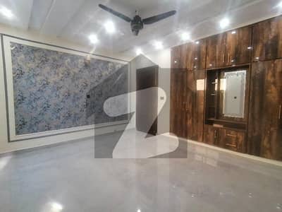 واپڈا ٹاؤن فیز 1 واپڈا ٹاؤن,ملتان میں 4 کمروں کا 10 مرلہ مکان 1.15 لاکھ میں کرایہ پر دستیاب ہے۔