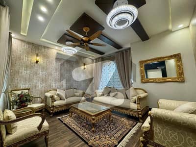 ڈی ایچ اے فیز 8 ڈیفنس (ڈی ایچ اے),لاہور میں 5 کمروں کا 1 کنال مکان 6.0 لاکھ میں کرایہ پر دستیاب ہے۔