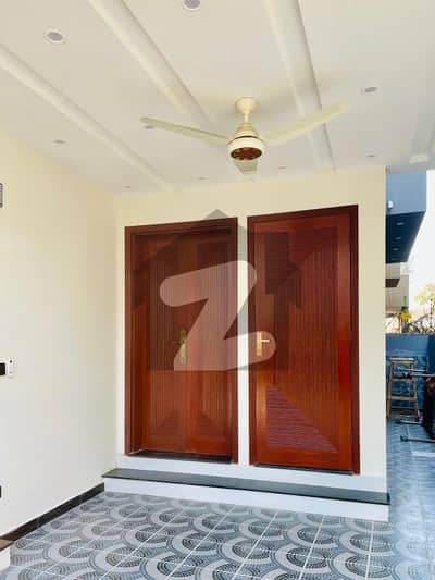 Prime Location House In Central Park - Block B Sized 5 Marla Is Available