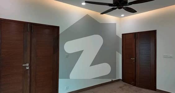 عسکری 10 - سیکٹر ایس عسکری 10,عسکری,لاہور میں 4 کمروں کا 13 مرلہ فلیٹ 4.28 کروڑ میں برائے فروخت۔