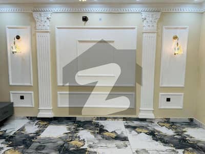 بحریہ ٹاؤن - اوورسیزبی بحریہ ٹاؤن اوورسیز انکلیو,بحریہ ٹاؤن,لاہور میں 4 کمروں کا 10 مرلہ مکان 4.1 کروڑ میں برائے فروخت۔