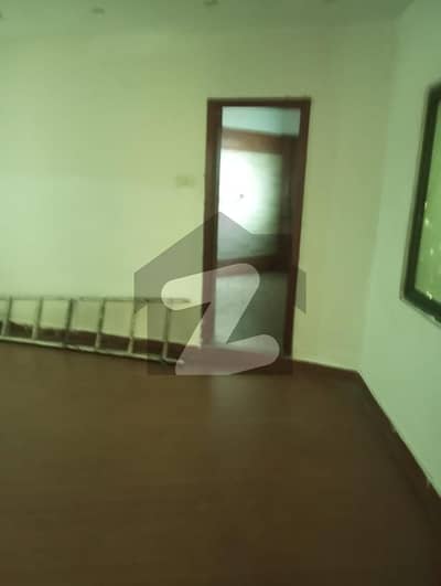 گلبرگ لاہور میں 7 کمروں کا 15 مرلہ مکان 4.0 لاکھ میں کرایہ پر دستیاب ہے۔