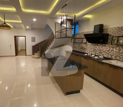 ایف ۔ 7 اسلام آباد میں 6 کمروں کا 1 کنال مکان 8.75 لاکھ میں کرایہ پر دستیاب ہے۔