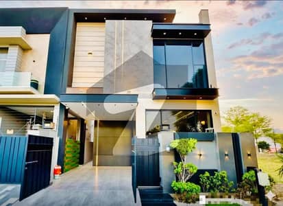 ڈی ایچ اے 9 ٹاؤن ڈیفنس (ڈی ایچ اے),لاہور میں 3 کمروں کا 5 مرلہ مکان 2.45 کروڑ میں برائے فروخت۔