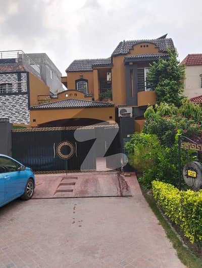 پیراگون سٹی لاہور میں 4 کمروں کا 11 مرلہ مکان 1.5 لاکھ میں کرایہ پر دستیاب ہے۔