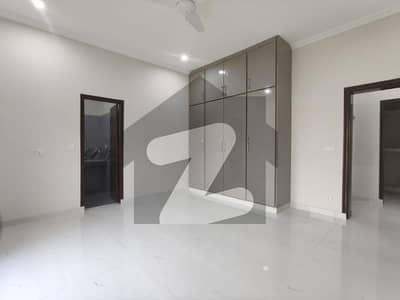 بحریہ ٹاؤن سیکٹر سی بحریہ ٹاؤن,لاہور میں 5 کمروں کا 10 مرلہ مکان 1.3 لاکھ میں کرایہ پر دستیاب ہے۔