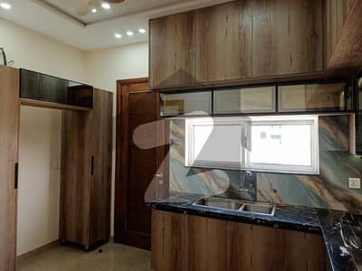 ڈی ایچ اے فیز 4 ۔ بلاک کے کے ڈی ایچ اے فیز 4,ڈیفنس (ڈی ایچ اے),لاہور میں 4 کمروں کا 10 مرلہ مکان 6.0 کروڑ میں برائے فروخت۔