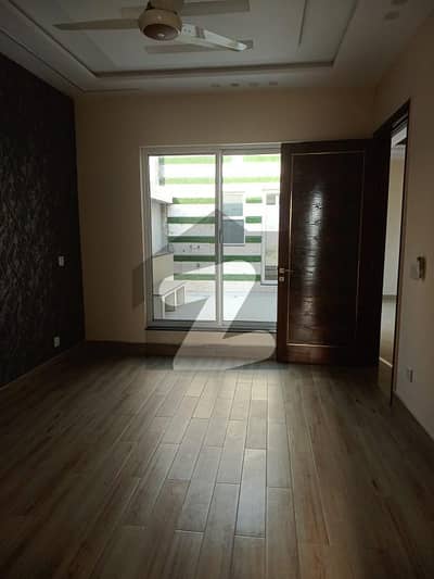 ڈی ایچ اے فیز 4 ۔ بلاک کے کے ڈی ایچ اے فیز 4,ڈیفنس (ڈی ایچ اے),لاہور میں 4 کمروں کا 10 مرلہ مکان 6.0 کروڑ میں برائے فروخت۔