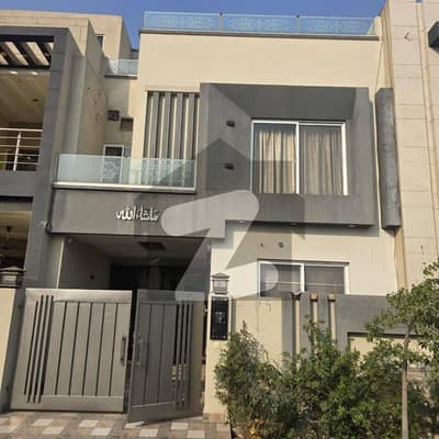 لیک سٹی - سیکٹر M7 - بلاک سی لیک سٹی ۔ سیکٹرایم ۔ 7,لیک سٹی,رائیونڈ روڈ,لاہور میں 3 کمروں کا 5 مرلہ مکان 2.5 کروڑ میں برائے فروخت۔