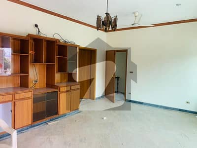 PRIME LOCTION TEN MARLA UPPER PORTION AVAILABLE FOR RENT IN DHA PHASE 4