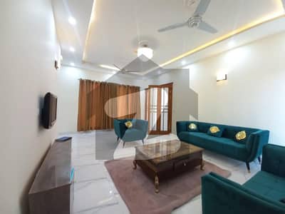 BEAUTIFULL ONE KANAL UPPER PORTION AVAILABLE FOR RENT IN DHA PHASE 4 ,