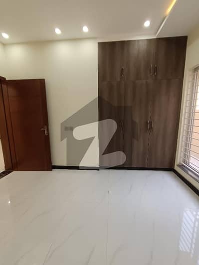 ای ایم ای سوسائٹی لاہور میں 4 کمروں کا 10 مرلہ مکان 1.4 لاکھ میں کرایہ پر دستیاب ہے۔