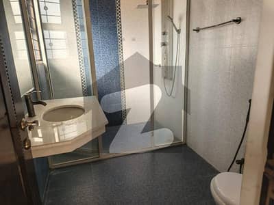 ڈی ایچ اے فیز 3 ڈیفنس (ڈی ایچ اے),لاہور میں 2 کمروں کا 8 مرلہ بالائی پورشن 75.0 ہزار میں کرایہ پر دستیاب ہے۔