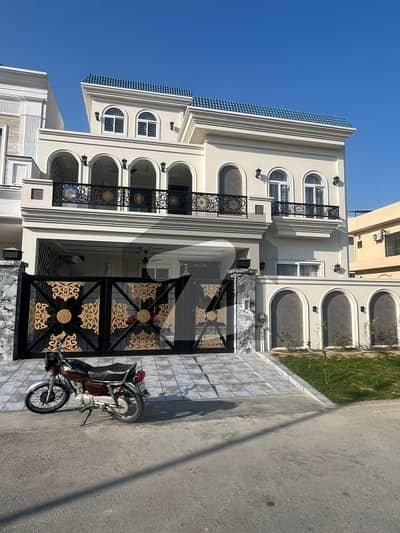 ڈی سی کالونی گوجرانوالہ میں 5 کمروں کا 10 مرلہ مکان 4.25 کروڑ میں برائے فروخت۔