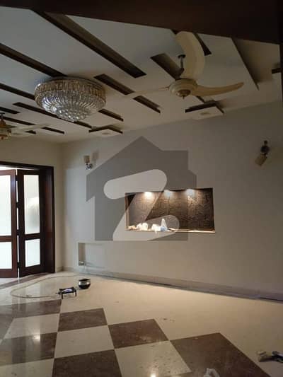 ویلینشیاء ہاؤسنگ سوسائٹی لاہور میں 5 کمروں کا 1 کنال مکان 2.25 لاکھ میں کرایہ پر دستیاب ہے۔