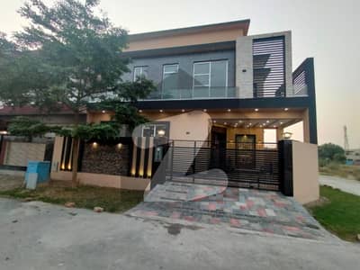 07 MARLA SOLID CONSTRUCTION BEAUTIFUL HOUSE FOR SALE IN PACE WOOD LAND.