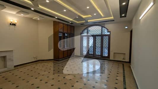 ایف ۔ 7 اسلام آباد میں 3 کمروں کا 1 کنال بالائی پورشن 3.5 لاکھ میں کرایہ پر دستیاب ہے۔