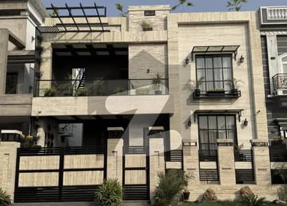 سٹی ہاؤسنگ سوسائٹی - بلاک اے سٹی ہاؤسنگ سوسائٹی,سیالکوٹ میں 5 کمروں کا 10 مرلہ مکان 6.0 کروڑ میں برائے فروخت۔