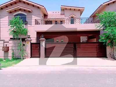 عسکری 10 - سیکٹر ایف عسکری 10,عسکری,لاہور میں 5 کمروں کا 17 مرلہ مکان 2.9 لاکھ میں کرایہ پر دستیاب ہے۔