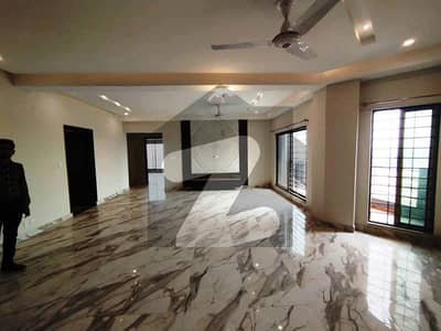 عسکری 11 - سیکٹر ڈی عسکری 11,عسکری,لاہور میں 4 کمروں کا 12 مرلہ فلیٹ 5.0 کروڑ میں برائے فروخت۔