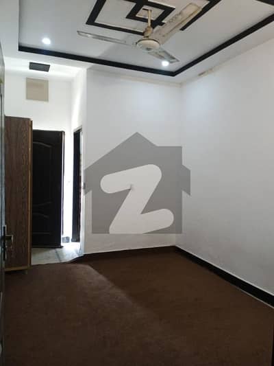 الحمرا ٹاؤن لاہور میں 2 مرلہ کمرہ 22.0 ہزار میں کرایہ پر دستیاب ہے۔